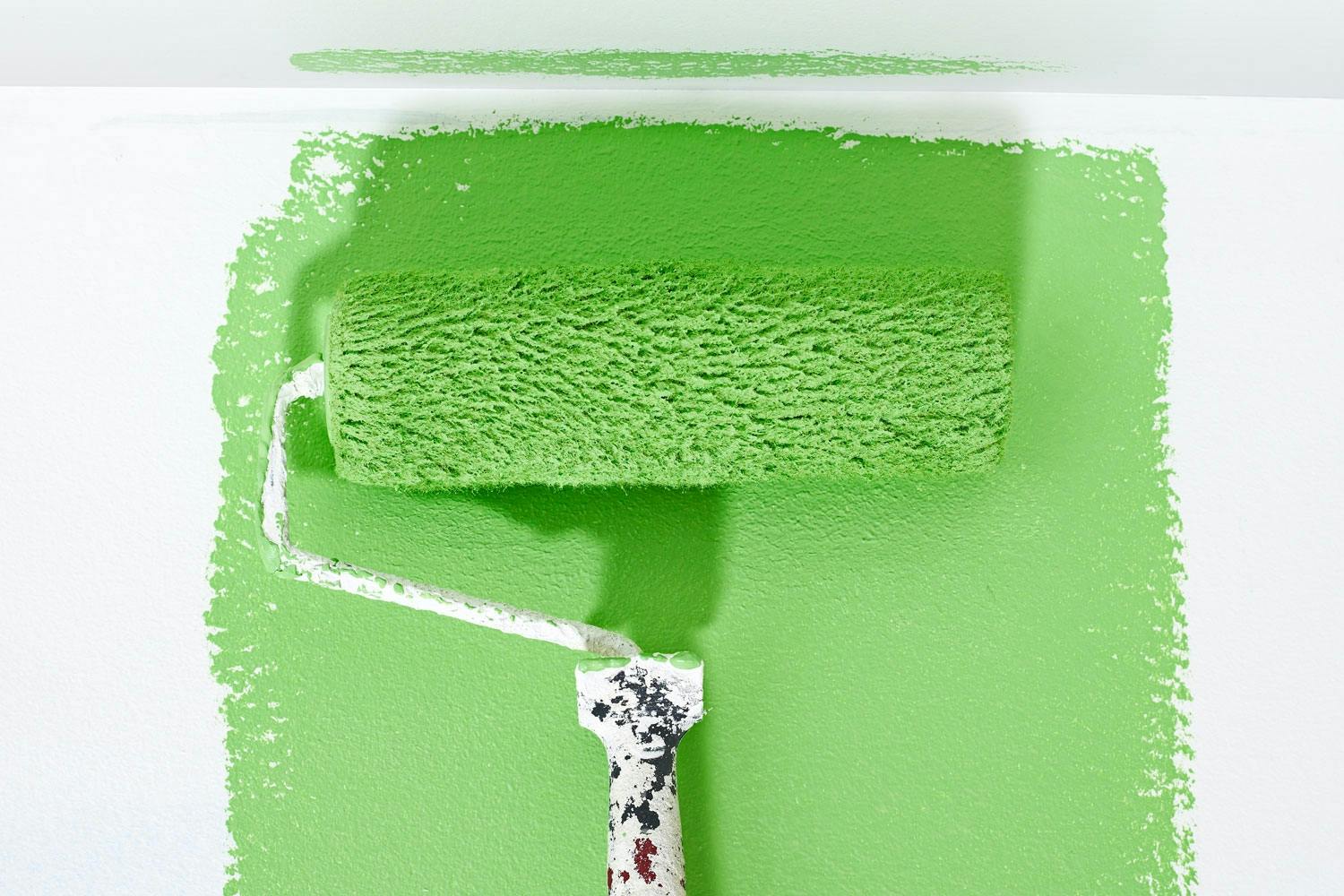 Måla vägg mot tak Använda en liten roller när du ska måla väggar mot tak